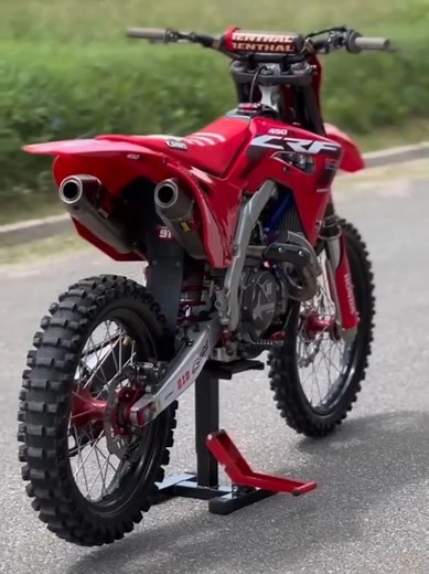 Honda CRF 450R: Potencia Agresiva y Precisión
