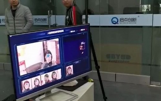 热成像体温筛查仪显示实时温度、通过人数、温度异常人数统计