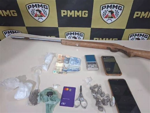 MOC NEWS on Instagram: "PM prende casal por tráfico de drogas e apreende arma e moto adulterada em Varzelândia Mulher, de 23 anos, seguia de Piumhi para Varzelândia transportando entorpecentes que seriam vendidos na cidade. O companheiro dela, de 25 anos, a aguardava em uma rodoviária. Por Junior Neves Brito, g1 Grande Minas 12/12/2025 Material apreendido pela PM — Foto: Polícia Militar/Divulgação A Polícia Militar prendeu um homem e uma mulher por tráfico de drogas nesta sexta-feira (12) em Var