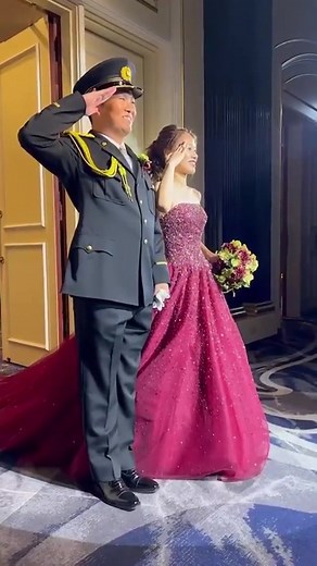 警察官の結婚式入場シーンで注目の礼服