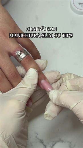 Ți se pare că tips-ul e ușor… dar la tine nu iese niciodată cum trebuie? Nu e vina tips-ului. E tehnica. Prea puțin produs și ai margini transparente. Pat unghial nepotrivit și apar goluri în punctele de creștere. Prea mult gel și curge sub tips, iar curbura devine un haos. Și atunci te întrebi de ce la alții pare simplu… iar la tine nu iese niciodată la fel. În acest reel îți arăt, direct din cadrul cursului, cum se face corect forma slim în tips și la ce detalii trebuie să fii atentă ca să ai 