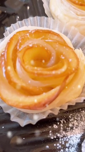 くるくる簡単✩.*˚ バラのアップルパイ🍎 これが簡単でめちゃくちゃ美味しかった、、、(´﹃｀) また作ろう〜🥰 #手#手作りお菓子ア#アップルパイ#りんごレシピ#りんご#林檎#バラのアップルパイロ#ローズアップルパイお#おうちカフェ#スイーツ好きな人と繋がりたいapplepie