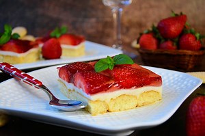 Brzi kolač sa jagodama i piškotama (video) | Minjina Kuhinjica