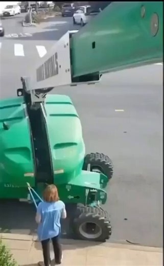 🔥🚨: Demented Karen was caught on camera snipping hydraulic lines on a boom lift while the operator was still up there! All because the machine was “in front of her house.” These people are completely unhinged. She walked away like it was nothing. Lock her up.