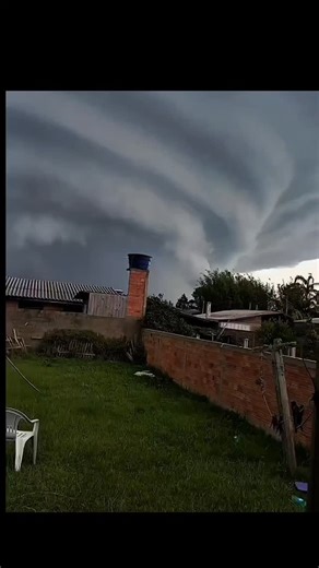 Clima☀️e Tempo⛈️ on Instagram: "Urgente🚨⛈️⚠️, uma Gigantesca tempestade acaba de acontecer em tavares no estado do rio grande do sul, os ventos ultrapassaram os 80 kilômetros por hora, junto a chuva fortíssima acompanhadas com raios, as nuvens registradas na cidade foram assustadoramente escuras como trevas, logo em seguida veio a intensa tempestade com o vendaval. #tempestade #vento #chuva #temporal #viral #foryou"