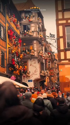 ✨ **Já pensou em viver um Natal de filme passando por QUATRO países?** Prepare-se: esse roteiro transforma seu fim de ano em pura magia! 🎄✨ 🇦🇹 **Innsbruck, Áustria** Dois dias aos pés dos Alpes: mercados encantados, o Telhado Dourado brilhando e o visual surreal do Nordkette. A apenas 2h de trem de Munique! 🇦🇹 **Salzburgo** Três dias na terra de Mozart: fortaleza iluminada, música ao vivo e aquele Apfelstrudel das ruelas douradas. Só 1h de trem e você chega lá! 🇨🇿 **Praga, República Tchec