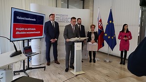 Priemerná mesačná mzda zamestnanca na Slovensku dosiahla v roku 2023...