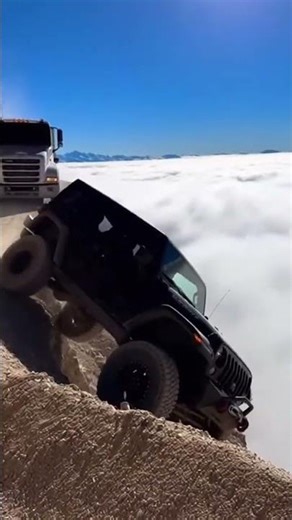 One Wrong Move = 4,000m Freefall 😱 #extremedriving #mountainroads #jeeplife #hairpins #closecall