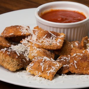 We did it guys. We figured how to improve ravioli: Toasted Ravioli! Get the written recipe here: http://bit.ly/2rjvasJ | Cooking Panda