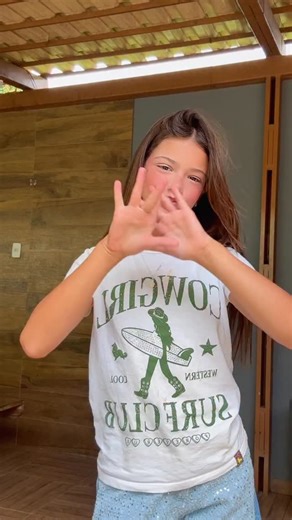 Corina Vitor on Instagram: "Vamo da uma arrumada pra ir ali 🍃🤠 . Usariam com bota ?"