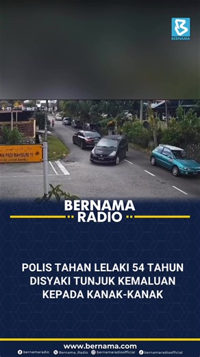 Polis menahan seorang lelaki tempatan berusia 54 tahun disyaki terlibat dalam kes tular menunjukkan kemaluan kepada dua kanak-kanak. Ketua Polis Daerah Johor Bahru Utara, ACP Radin Ramlan Radin Taha dalam kenyataan berkata kejadian dipercayai berlaku pada 1 petang pada Rabu di Bandar Baru Uda, Johor Bahru. 📹 Community Roda Johor
