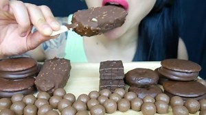 ❤️SAS❤️ on Instagram: "ASMR EATING SOUNDS. What kind of candy is never on time? . . . . . . #asmr #asmrfood #answer #chocoLATE #🤣 #sofunny"