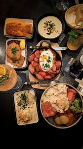 Heute gibt's einen Foodspot in Saarbrücken für euch 🍽️💚 Bei @hilde_u_heinz sitzt ihr in moderner Wirtshaus Atmosphäre und könnt euch durch saarländische Tapas probieren. Klassiker wie Gefillde gibt es hier auch als vegetarische Variante und den Signature Drink Hilde&Heinz Spritz gibt es auch als Mocktail 😉 #VisitSaarland #VisitSaarbrücken #saarland #saarbrücken #hildeundheinz #restaurant #wirtshaus #foodie #foodspotting #foodspot | Urlaub im Saarland