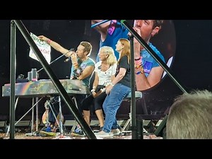 Coldplay London Wembley Stadium 26.08.2025 - Chris Martin invites two fans on stage
