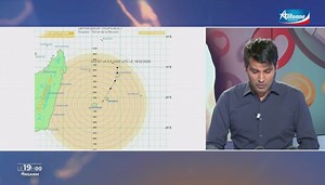 7.7K views · 218 reactions | Reunionbysat et notre vieille bonne carte qui rappelle le bon vieux temps de suivi et pontage cyclonique :  on en a parlé ce soir sur Antenne Reunion dans Dann’ Rezo après le JT. LINFO.re ➡️ http::/www.reunionbysat.com/ | Reunionbysat | Facebook