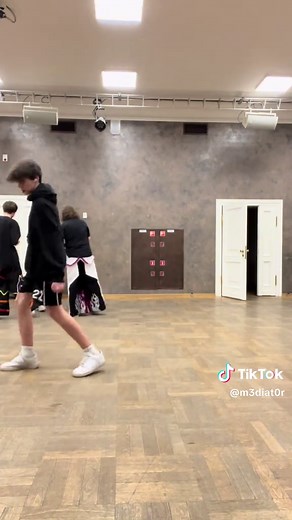 Jumpstyle Dance Tutorial: Mastering the Melbourne Shuffle