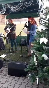 Tuhle píseň “Spaceman came travelling” máme moc rády, ale šetříme si ji jen na Vánoce. Škoda, že máme těch vánočních vystoupení tak málo. Nechcete nás? 😍 | Cake & Ale: female vocal harmony trio