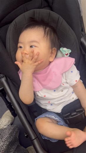 【1歳0ヶ月9日】 投げキッスしてます #生後12ヶ月 #赤ちゃんのいる生活 #日常生活 #baby #乳児 #1歳0ヶ月 #1歳 #子育てに関して