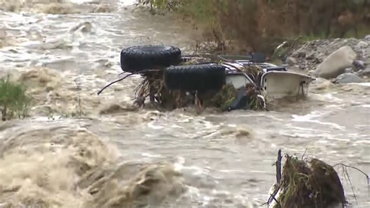⛈️ Nieve, lluvias torrenciales y fuertes vientos: otra tormenta azota a California en Navidad. | Univision Noticias