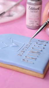 There’s something magical about a simple cookie design. One cutter, one embosser, a couple of metallic paint colours and to finish off some gorgeous edible stars. A design like this could be done easily in the multiples for those birthday orders or even for your own event. 💕 magical doesn’t have to be hard! #cookieideas #birthdaycookies #cookieinspiration | Sweet Sticks