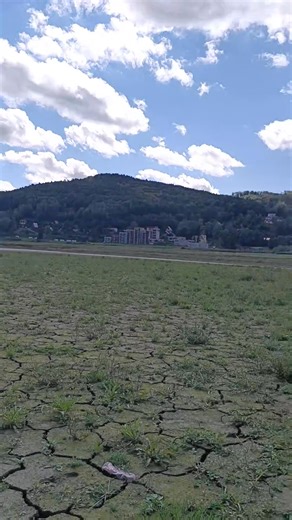 Domaša na Valkove je na dne – doslova aj obrazne. Chatári čakajú víziu, riešenia, nie mlčanie a nečinnosť. Ak starosta so svojím zastupiteľstvom nemajú chuť ani schopnosť pohnúť veci dopredu, tak choďte preč a vráťte sa tam, kde skutočne žijete. Domaša nepotrebuje zamykanie a kšefty, ale plán a energiu. Mali ste šancu, nevyšlo – nevadí. Treba nového starostu, nových poslancov a hlavne novú silu, inak tu zostane len prach a vrbová džungľa. | Domasa Naša