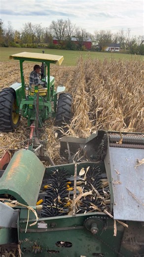 John Deere 4020 picking corn | Deandeere4020