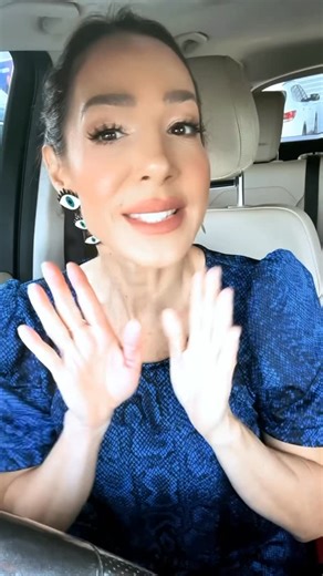 Monica Pasqualotto on Instagram: "Cómo funciona 1. Da un aviso previo • En lugar de decir de golpe “¡Ya, recoge los juguetes!”, anticipa: 👉 “En 5 minutos vamos a guardar los juguetes porque viene la hora de bañarse.” 2. Usa una alarma externa • Puedes poner un timer del teléfono o un reloj visual (como los de arena o de colores). • Así no es “mamá/papá mandando”, sino que “la alarma avisa”. 3. Hazlo consistente • Si siempre usas la alarma antes de cambiar de actividad (comer, bañarse, dormir), 