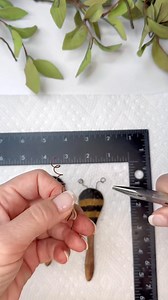 🤎🐝 Rustic Mini Wood Spoon Bees These adorable little cuties were made to add a bit of a rustic touch to my plants this spring! 🪴 🤎 🐝 Made with mini bamboo spoons & rusty wire, they were so simple to create—and they add just the right bit of rustic charm. 🐝✨You could also pair them with greenery, tuck them into a wreath, or use them as a unique accent for your tiered tray displays. 🤎 Check out this short video showing just how easy these little fellas are to make! 🎥🐝 Happy Crafting!! 🤎