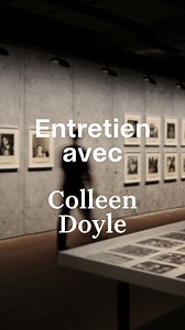#DavidArmstrong #ColleenDoyle #interview Dans cette vidéo, Colleen Doyle, archiviste principale de l’artiste David Armstrong, nous plonge dans l’univers d’un photographe qui a su capturer l’essence d’une génération. Elle raconte comment David Armstrong a transformé ses relations, ses souvenirs et ses expériences en portraits sensibles. Son travail a également été marqué par des rencontres déterminantes, comme celle de Nan Goldin, son amie du lycée et compagne de ses premières expériences photogr