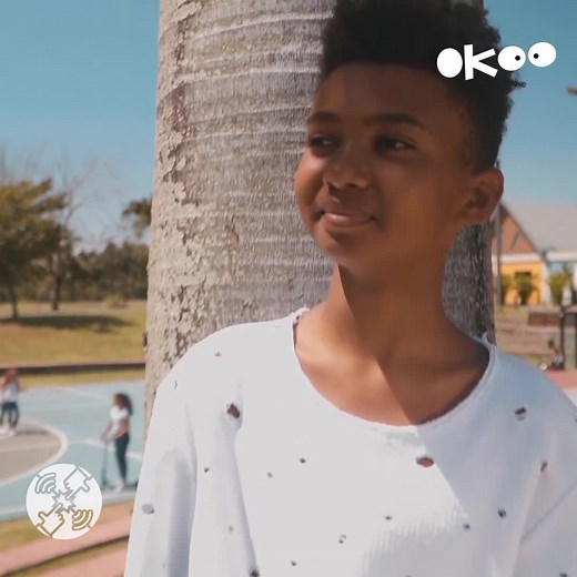 "Et mon coeur il fait kaboum, kaboum, il fait kaboum, kaboum..."💓 🎶 Découvrez la musique "Ensemble plus forts" de SOAN officiel pour l'opération #SAYHI 🙋💛 L'objectif ? Célébrer l'amitié, la tolérance et lutter contre le harcèlement 📣 Vous voulez participer à un bel événement ? C'est très simple : regardez les tutos (que vous pouvez retrouver sur l'application Okoo), apprenez des pas de danse en famille, filmez votre chorégraphie et envoyez votre vidéo avant le 7 novembre sur : https://cutt.