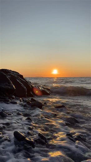 17K views · 350 reactions | The waves crashing along the rocks in Black Rock as the tide comes in! | The Valley Eye Photography | Facebook