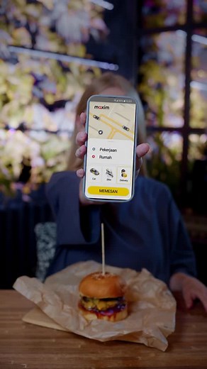 Makanan paling nikmat? Yang diantar langsung oleh kurir Maxim! Yuk, coba sendiri — pesan lewat layanan Foods&Goods atau Food&Shop di aplikasi. | Maxim: transportasi online
