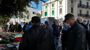 4.3K views · 25 reactions | I momenti di tensione stamattina all'attività dei librai del Club Pickwick di Piazza del Popolo. | MessinaOra.it | Facebook