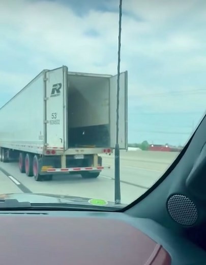 keep truckin🚛 #keeptrucking #trucadao #choraboy #gasprices #keeptrucking #truckinglife #trucks #fuel #18wheeler #truckingindustry