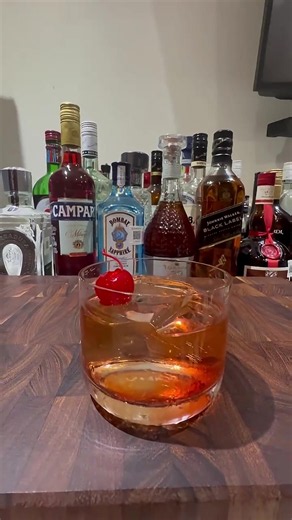 Cómo hacer un buen trago🥃🤌🥰Hacer un buen trago es un equilibrio entre sabor, temperatura y presentación. Para lograrlo en casa como un profesional, utiliza ingredientes frescos, respeta las proporciones de la receta, añade abundante hielo y agita o remueve enérgicamente.#drink #wisky #tragos #tragosencasa