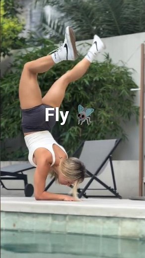 Splits To Handstand Transition ✨️.. #calisthenics #handstandworkout #split #yoga #shortsfitness