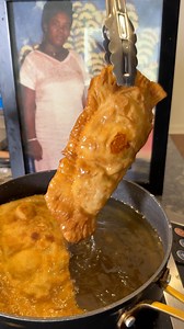 Read caption for : Pate Kode / Haitian patties These were commonly sold on the street corners and markets in Haiti 🇭🇹 🖤ingredients 🔽. For the dough: 2 cups flour Few pinches of salt. 6 tbsp of cold unsalted butter. Cold water use as needed For the fillings/ fas : Pikliz:- half bag of slaw mix - 1/2 onion julienned- blend these ingredients below and add it the mix 👇🏿 - 1/4 yellow onion - 2 garlic cloves - 1 scotch bonnet or habanero pepper - 1/2 vinegar - splash of water - 1/2 tbsp hot sauc