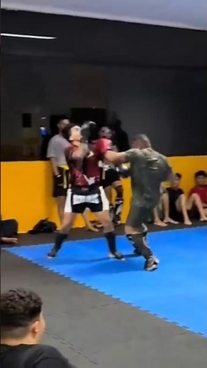 Amateur Fighter vs PRO Boxer 😳 Ends FAST!