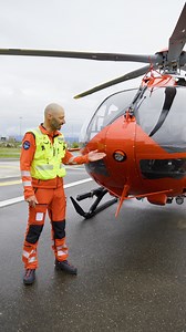 La base Rega de Lausanne a reçu le premier des 21 nouveaux hélicoptères Rega. 🚁✨Mais quelles sont les différences visibles entre le nouvel hélicoptère Rega H145 D3 et son prédécesseur, le H145 D2 ? 🤔 Stéphane, ambulancier et chef de la base de Lausanne, te les présente. #rega #airbus #H145 #Lausanne | Rega