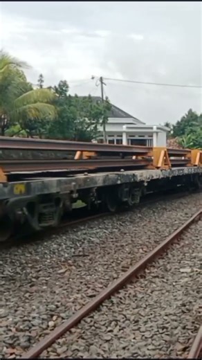 momen dapat klb bawa rel #keretaapiindonesi #keretaapi #kai #rel
