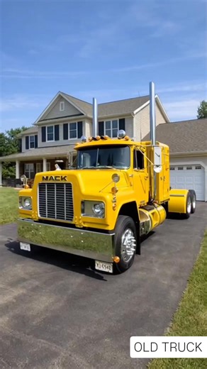 Mack R-Model semi-truck, a heavy-duty diesel truck icon produced between 1965 and 1989. #truck #macktrucks | OLD TRUCK