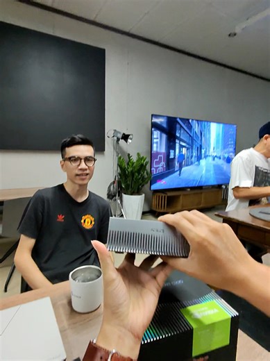 99K views · 666 reactions | Siêu máy tính AI cá nhân để bàn của Asus đã đến Việt Nam. Cấu hình sơ sơ GX10, 128GB Ram, đây là chiếc máy mang sức mạnh xử lý AI chuyên nghiệp cho các lập trình viên, nhà nghiên cứu hay kỹ sư dữ liệu với giá thành “hợp lý” hơn. Anh em có hóng Offline hay muốn test gì máy này không? | Tinhte.vn | Facebook