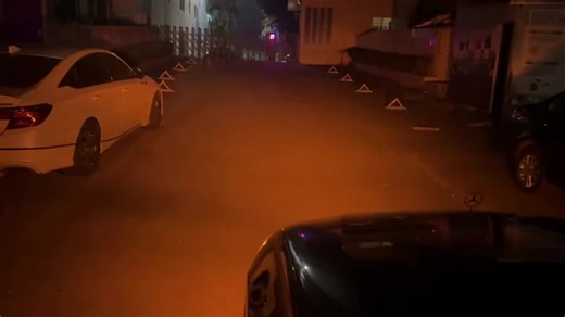 Mercedes-Benz W223 remotely turns on meteor shower headlights.