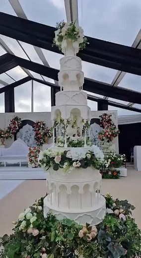 My biggest wedding cake of 2023 so far with a working fountain ⛲️. #fyp #fountainin #Luxurywedddingcake #rohimascakes #londonweddingcake #wedding #portsmouth #rowlandscastle