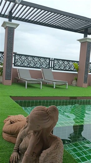 Hua Hin. Australian bloke tries to pronounce a Thai name and fails. 😂