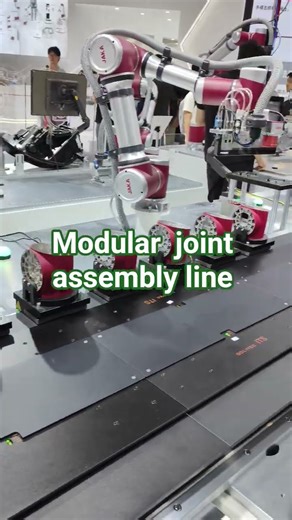 3 robots work together in a joint assembly line👍🏻