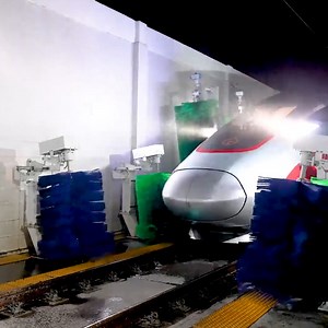 Do you know how often China's #bullettrains🚅 take a bath? The answer is every 48 hours. The driver puts the eight-cabin train through the train-wash at 3-5 kilometers per hour. After washing, brushing and drying, it takes about 5 minutes to finish the whole exterior. #ChinaTech | Xi's Moments