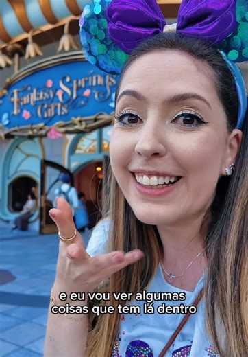 Eu basicamente compraria todos os itens que vi ahahaha Esse parque se chama Disney Sea, fica em Tokyo no Japão e é o único parque dessa temática do mundo! Os itens das lojas da Disney de Tokyo são bem diferentes dos que eu vi em Orlando, o que faz a experiência ser ainda mais legal e interessante! Nessa loja a temática é Frozen, Rapunzel, TinkerBell e Peter Pan, que são as atrações que compõe a área Fantasy Springs! Notei que a maioria dos itens são latas e caixinhas com comidas para presentear,