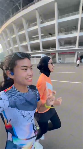 Alya Rohali on Instagram: "Kerjain program fartlex hari ini , pace nya sama ma @namiradjani , bedanya dia 10K , mama 5 K selang seling jalan , gimana mau lari cantik pace segini 😵‍💫😵‍💫. Sementara ini kurlep pace race nya jani nanti di New York Marathon . Semangat deh jan"