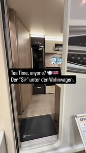Very british! 🇬🇧 Der Sprite Cruzer 475 SR ist der Beweis, dass Wohnwagen nicht immer gleich aussehen müssen. Vorne die gemütliche Lounge (statt festem Bett!), eine Küche mit Backofen für die Scones 😉 und ein Heckbad, in dem man sich tatsächlich drehen kann. Mögt ihr diesen britischen, gemütlichen Stil oder seid ihr eher Fans vom geradlinigen, modernen Design? Lasst es mich wissen! 👇 . #spritecaravan #wohnwagenliebe #campingstyle #glamping #caravaning #campingplatz #womopepe | Wohnmobil Van W